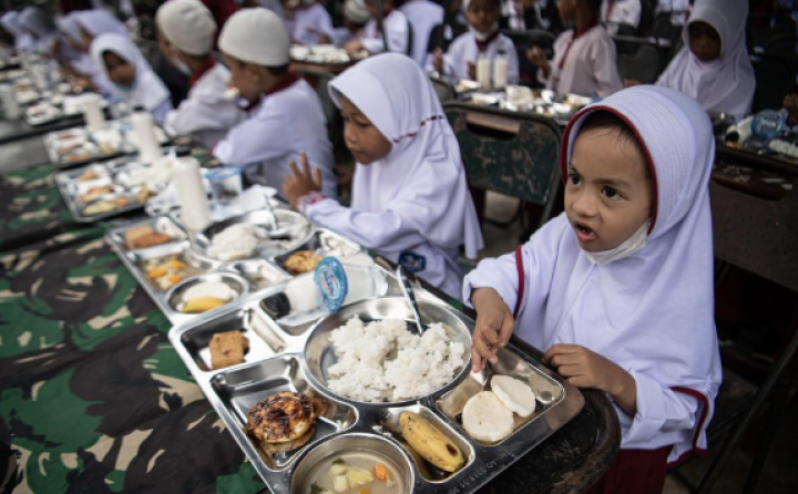 Polisi dan TNI Lakukan Uji Coba makan Bergizi Gratis di Bandung. (Ilustrasi)