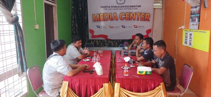 Pastikan Kesiapan Pilkada, Kasat Intelkam Polres Rokan Hulu AKP Bunyamin, SH Cooling System Dengan PPK Kepenuhan