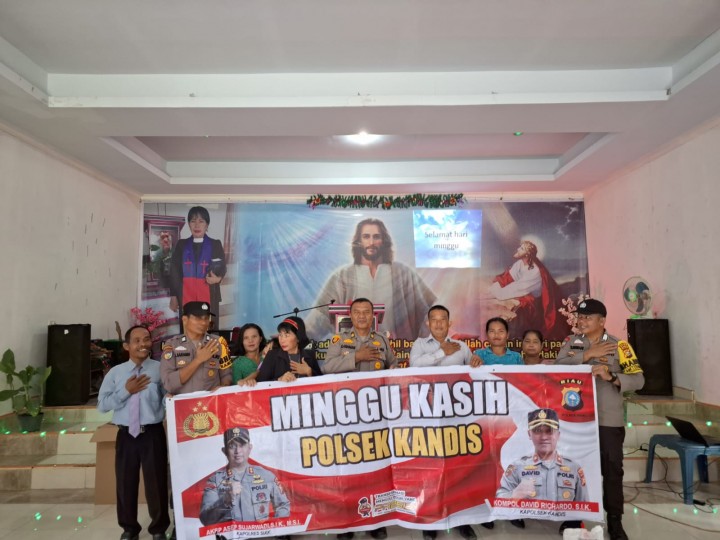 Giat Minggu Kasih, Personil Polsek Kandis Sambangi Jemaat Gereja GPDI Imanuel Lakukan Cooling System Pilkada 2024 Damai