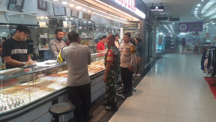 Polsek Senapelan Bersama Tni Ajak Pedagang Emas Di Plaza The Central Ciptakan Pilkada Damai