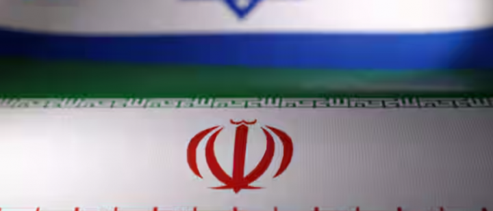 Arsip bendera Israel (atas) dan bendera Iran (bawah) /Reuters