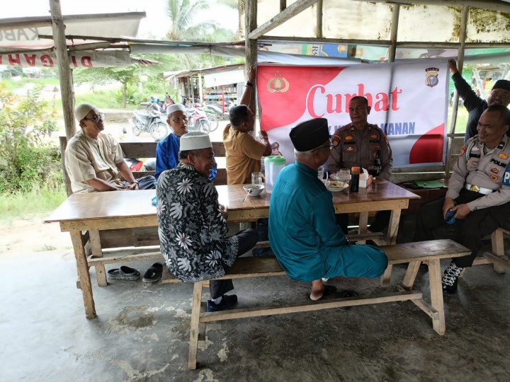 Polsek Kerinci Kanan Gelar Kegiatan Curhat Bersama Warga untuk Dengarkan Aspirasi Masyarakat