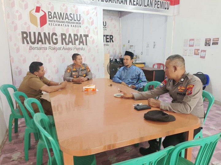 Kapolsek Kabun Sambangi Kantor PPK dan Panwascam Kabun  Ciptakan Pilkada 2024 Damai Kondusif