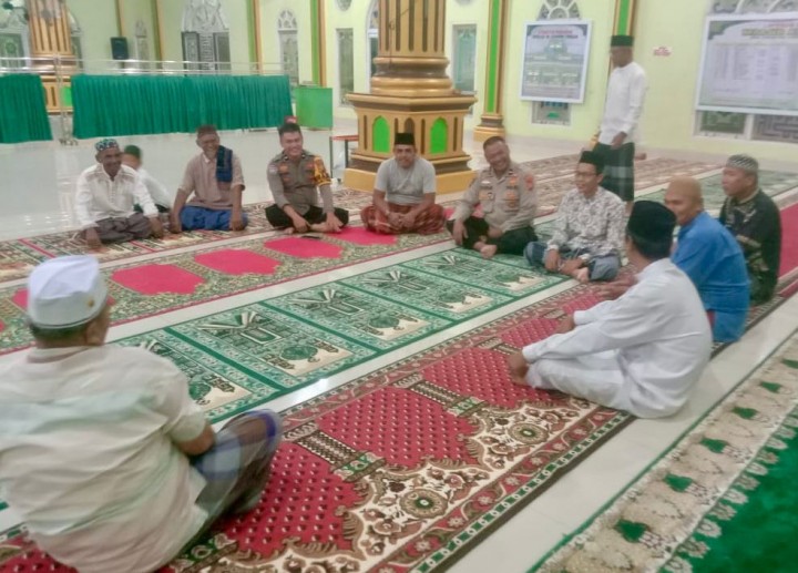 Cooling System Pilkada, Personel Polsek Tandun Sholat Berjamaah Di Mesjid Al-Ihwan