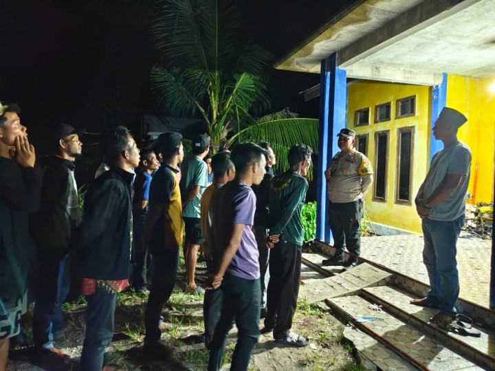 Bhabinkamtibmas Bersama Aparatur Desa Sri Tanjung Apel Siaga Pada Malam Hari