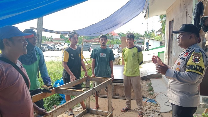 Polsek Mandau Sejukkan Hati Buruh Ketam Kayu dengan Kampanye Pilkada Damai 2024