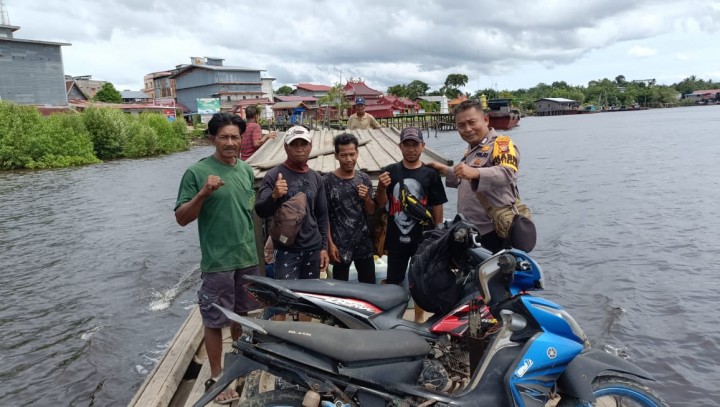 Bhabinkamtibmas Pulau Terluar di Rupat Utara Laksanakan Cooling system Pada Warga Suku Akit