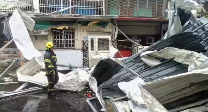 Topan Kong-rey: Satu Tewas, Jalan-jalan Terendam Banjir Saat Badai Besar Melanda Taiwan