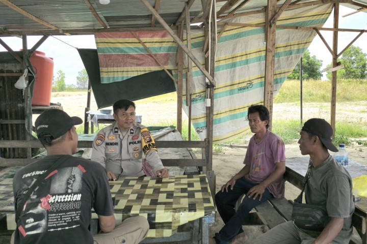 Bhabinkamtibmas Sambangi Pemilik Warung Giat Sosialisasi Cooling system Pilkada Serentak tahun 2024