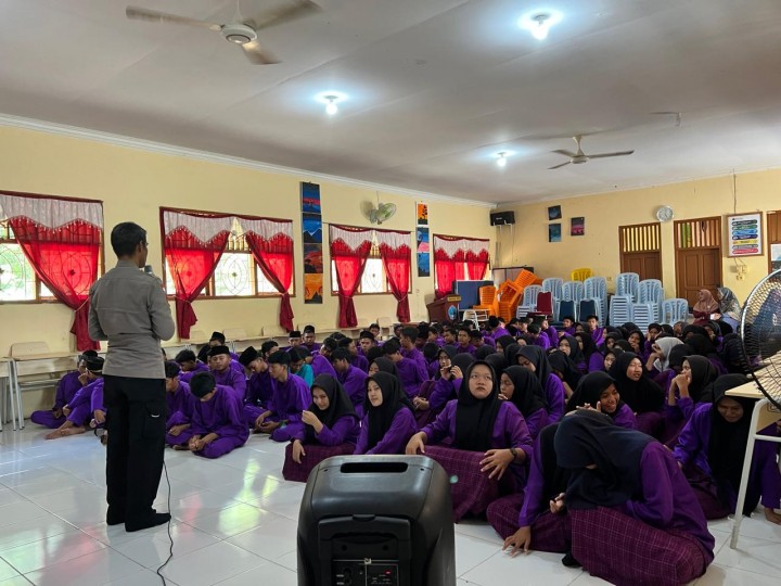 Polsek Rupat Manfaatkan Sosialisasi ke SMK N 1 Rupat Untuk Cooling system Pilkada Serentak 2024