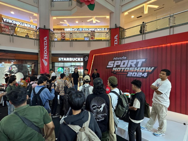 Antusias pengunjung menyaksikan Honda sport moto show di Mal SKa 