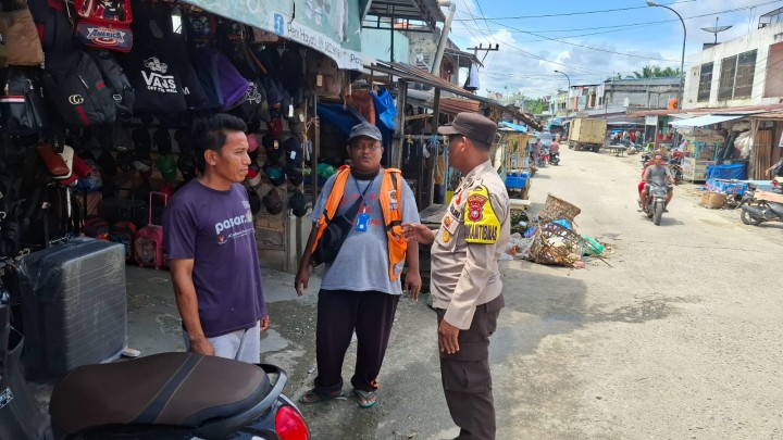 Bhabinkamtibmas Giat Sosialisasi dan Penggalangan Cooling System Pilkada Serentak 2024 Dengan Petugas Parkir