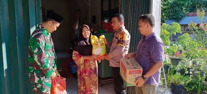 Polsek Kerinci Kanan Gelar Kegiatan Jumat Berkah, Bantu Warga Kurang Mampu di Kampung Kerinci Kiri