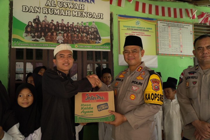 Kegiatan Jum'at Berkah Bagikan Nasi Kotak dan Cooling System Kapolres Rohul Di Masjid Raya Kota Pasirpengaraian