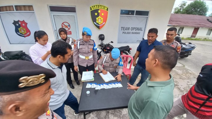 Polsek Mandau Gelar Tes Urine Mendadak Personelnya, Dukung Operasi Mantap Praja 2024