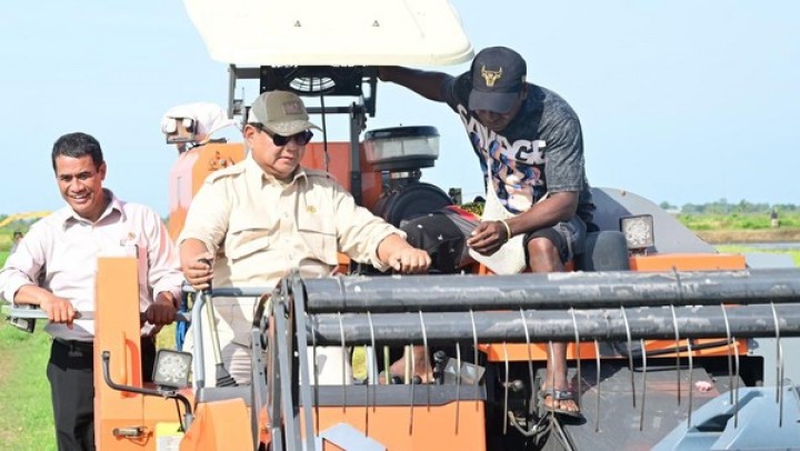 Prabowo Tinjau Panen Padi di Merauke dalam Rangka pengembangan program Swasembada Pangan Nasional. 