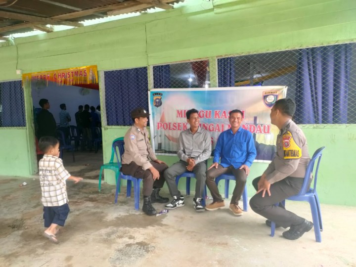 Polsek Sei Mandau Jalin Kebersamaan di Gereja GPDI Kampung Muara Kelantan dalam Kegiatan Minggu Kasih