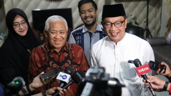 Calon gubernur (Cagub) Jakarta nomor urut 1 Ridwan Kamil dan mantan Ketua Umum PP Muhammadiyah Din Syamsudin. Sumber: cnnindonesia.com