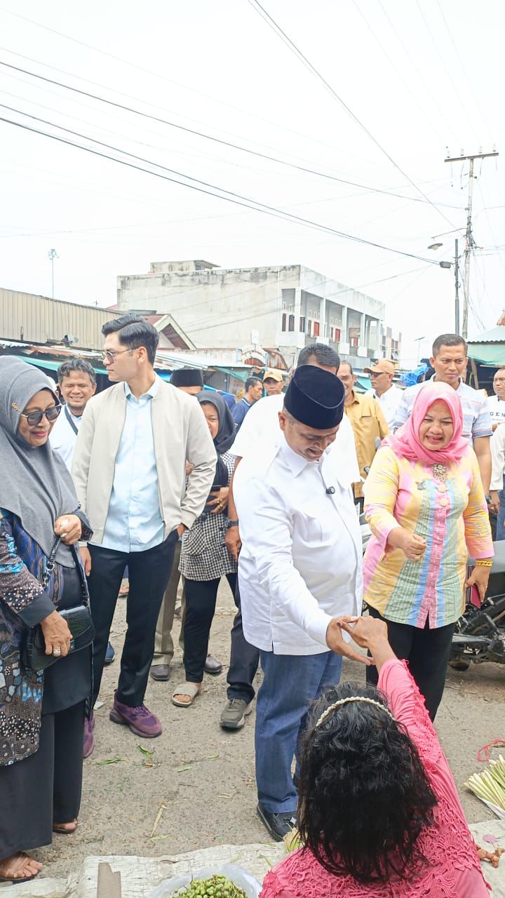 Calon Gubenur Riau Nomor Urut 02 M Nasir Blusukan di Pasar Duri