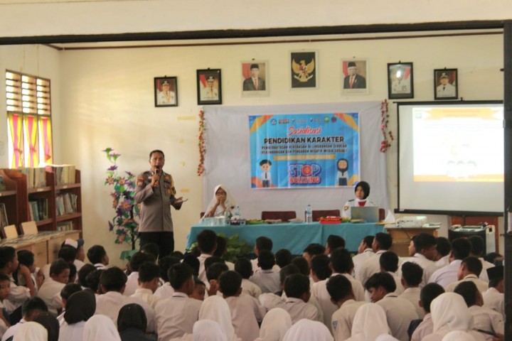 Sosialisasi Bullying di SMPN 04 Bungaraya, Bripka M Rasidi Ajak Jaga Kondusifitas Kamtibmas