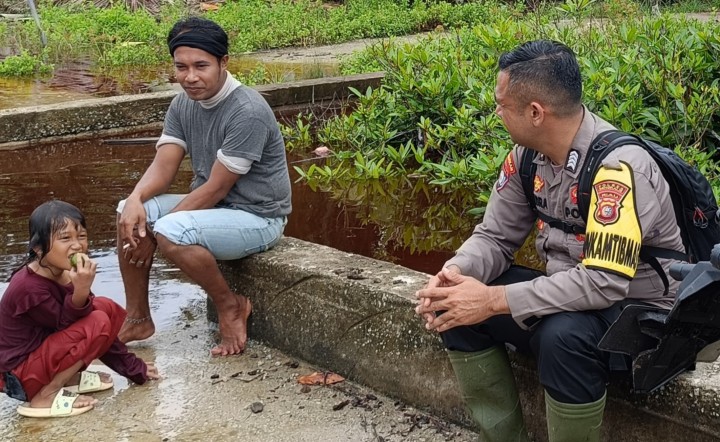 Bhabinkamtibmas Desa Kelemantan Patroli Lokasi Rawan Banjir