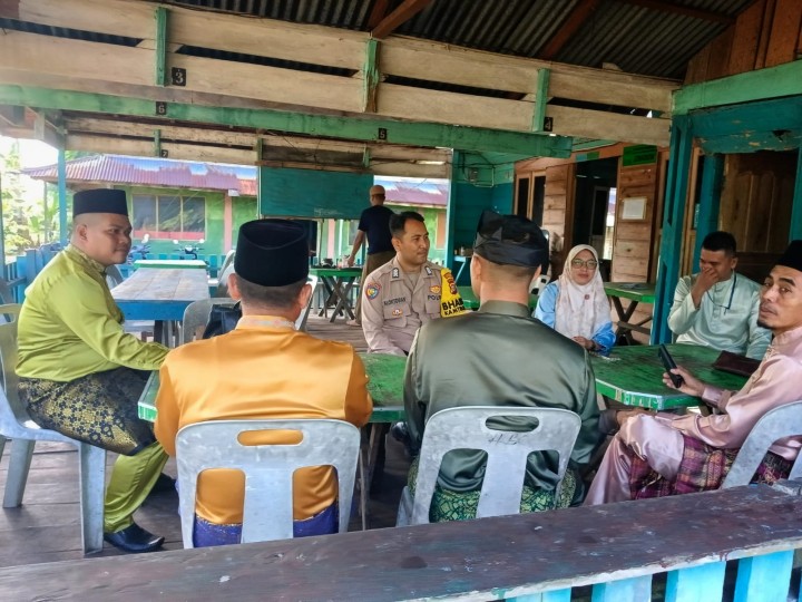 Bhabinkamtibmas Ajak Perangkat Desa dan Tokoh Adat Desa Semukut Jaga Netralitas