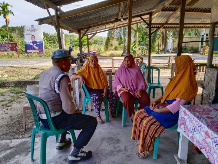 Cooling System, Polsek Rupat Utara Sambangi Ibu Ibu di Warung