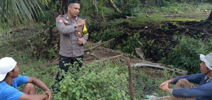 Cooling System Bhabinkamtibmas Polsek Bengkalis Bersama Buruh Desa Kelemantan