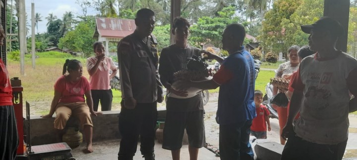 Saat Pengawasan Penyaluran BPNT Otonom Desa Dungun Baru Rupat, Bhabin Sampaikan Pilkada Damai