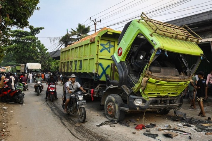 Kaki Bocah 9 Tahun Remuk Terlindah, Warga Emosi Rusaki Puluhan Truk. (X/Foto)