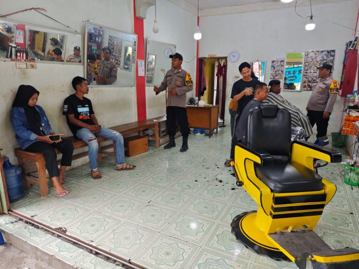 Sambang Warga Tempat Pangkas  Rambut, Bhabinkamtibmas Polsek Siak Kecil Ajak Warga Tangkal Hoak