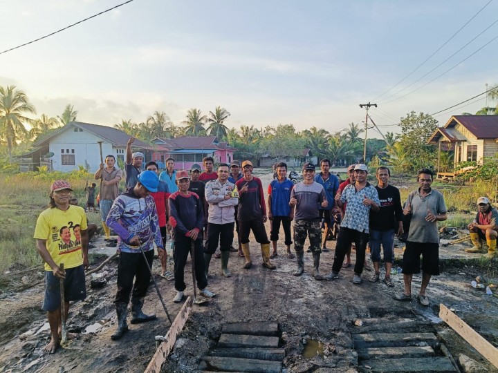 Gotong Royong Memperbaiki Jalan Rusak Bersama Warga, Bhabinkamtibmas Sampaikan Cooling System