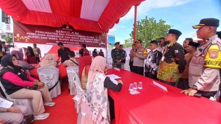 Polsek Mandau dan PPK Gelar Simulasi Pemungutan dan Penghitungan Suara di Halaman Kantor Camat Mandau