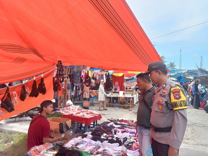 Jaga Kamtibmas Jelang Pilkada 2024, Polsek Bukit Batu Laksanakan Patroli Dialogis Dan Memberikan Himbauan di Pasar Tradisional