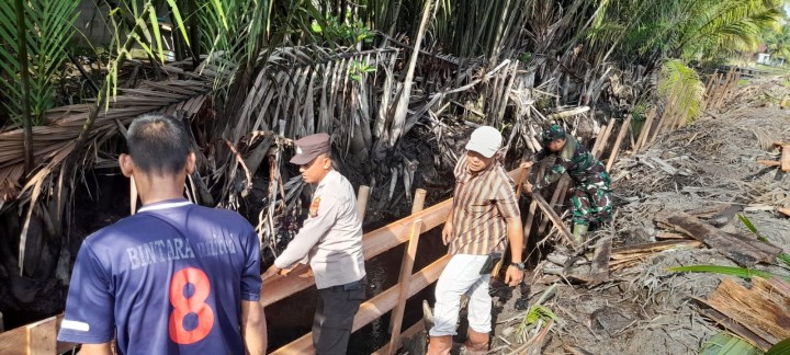 Cooling System Kanit Binmas Polsek Merbau Turun Tangan Bersihkan Saluran Air