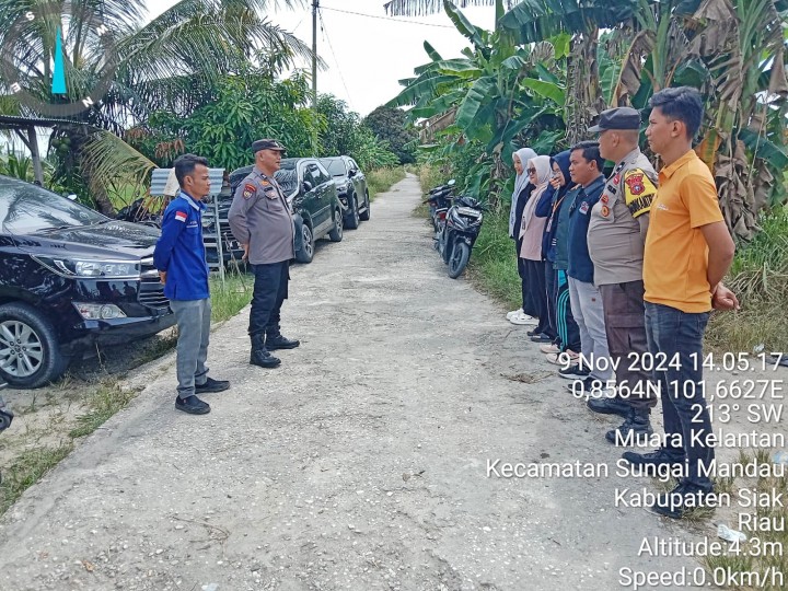 Polsek Sungai Mandau Lakukan Pengamanan Kampanye Dialogis Paslon Bupati dan Wakil Bupati Siak di Kampung Muara Kelantan