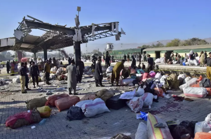 Petugas keamanan memeriksa lokasi ledakan bom di stasiun kereta api di Quetta, Pakistan barat daya, Sabtu, 9 November 2024.