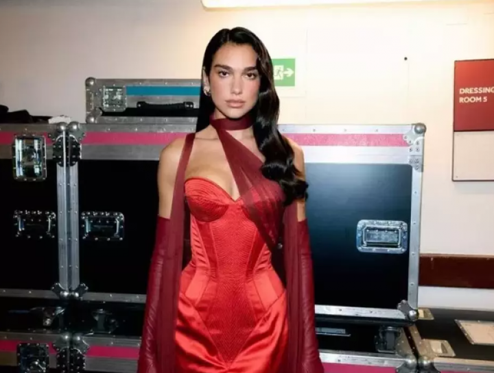 Dua Lipa. Konser bintang pop Inggris yang sangat dinanti-nantikan di Jakarta, bagian dari tur Radical Optimism-nya, pada Sabtu, 9 November 2024, telah dibatalkan karena masalah keamanan dan logistik. (Instagram @dualipa)