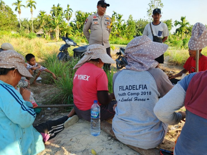 Bhabinkamtibmas Menyapa Petani Terkait Sosialisasi Ketahanan Pangan Saat Gelar Cooling System