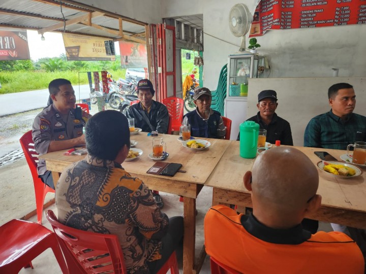 Cooling system Bhabinkamtibmas  Polsek Siak bersama Humas PT RML  Pastikan Karyawan punya Hak Pilih sesuai Aturan PKPU