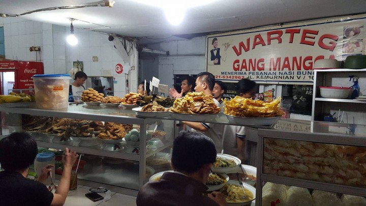 Warung Tegal alias warteg. Sumber: tripadvisor