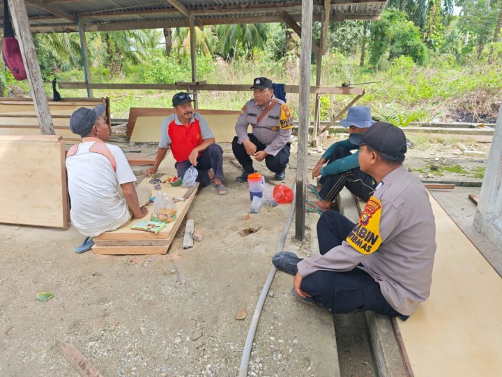 Sambangi Tukang Kayu, Bhabinkamtibmas Polsek Siak Kecil Gelar Cooling System Pilkada Damai 2024