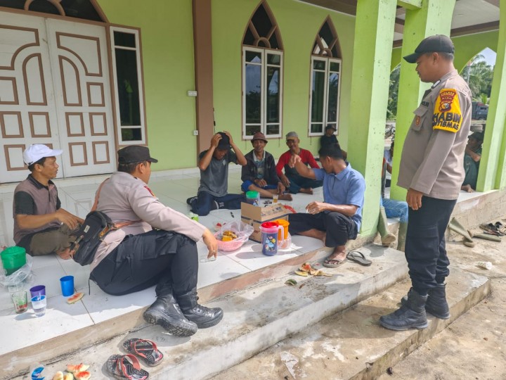 Hari Pahlawan : Pentingnya Gotong Royong Simbol Kekompakan Polsek Dan Warga