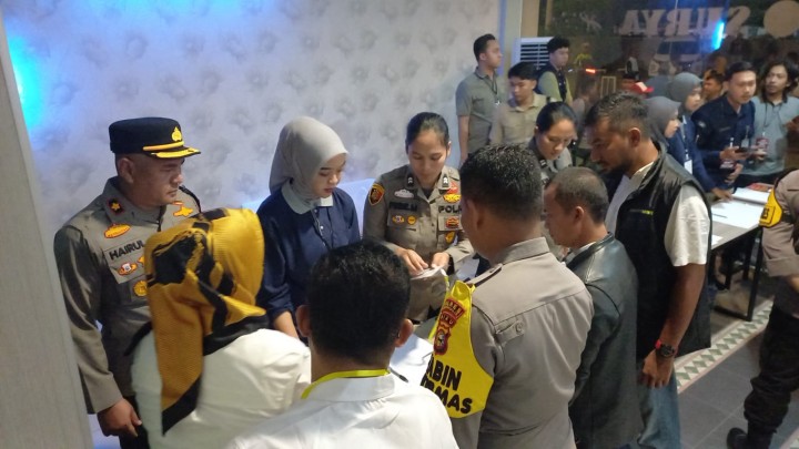 Kapolsek Mandau Dampingi Kapolres Bengkalis Screening Pendukung Paslon Dalam Debat Publik Pilkada Bengkalis