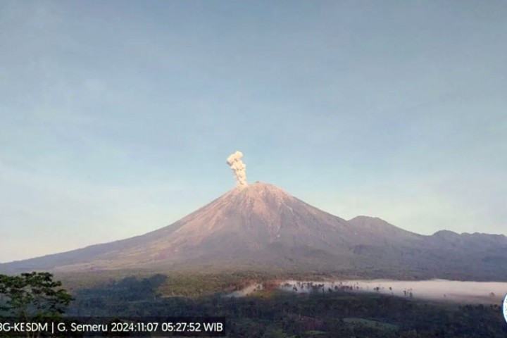 Erupsi Gunung Semeru Kembali Terjadi, Abu Letusan Menjulang 1 KM dari Puncak Mahameru. (X/@bmkg)