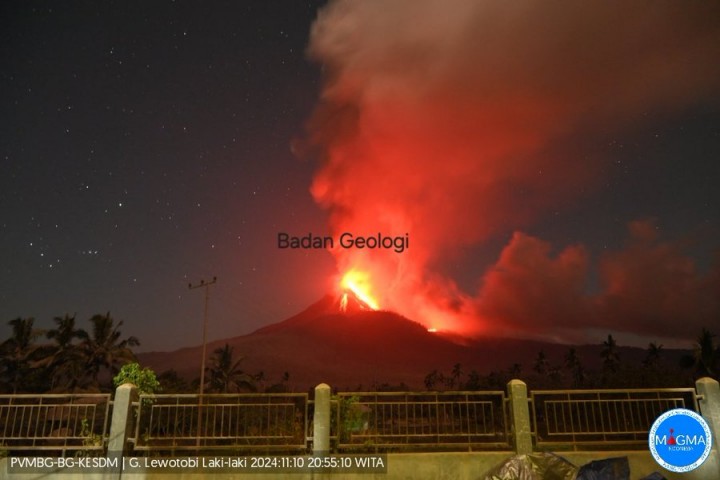 Abu Erupsi Hujani Tenda Warga di Pengungsian Imbas Letusan Gunung Lewotobi. 