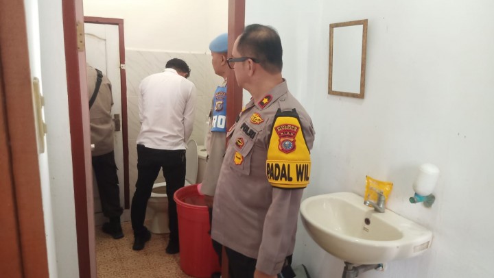 Kapolsek Pinggir Laksanakan langsung Giat PengeCekan Urine kepada Personel Polsek Pinggir