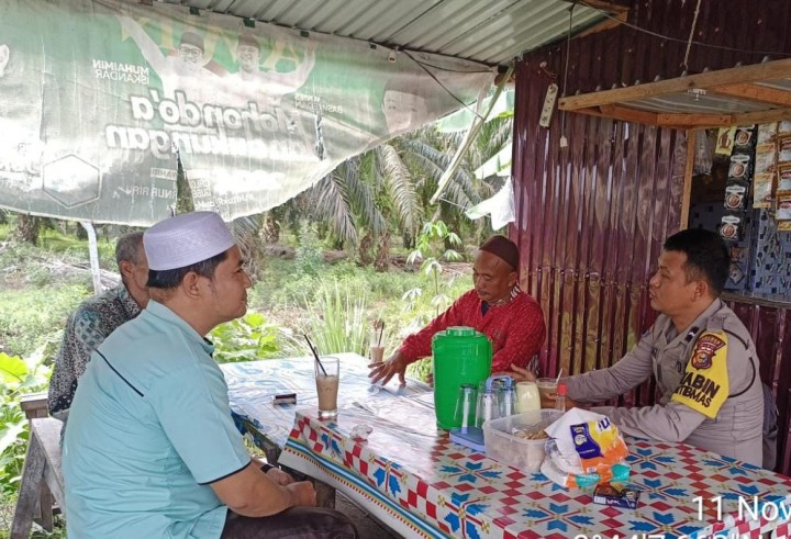 Sambangi Warga Kampung Sengkemang Aipda Tubagus Sampaikan Pesan pesan Kamtibmas