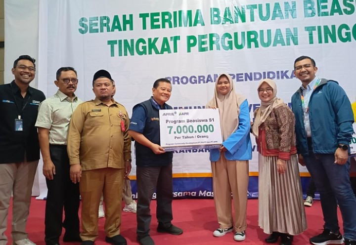 Penyerahan beasiswa secara simbolis kepada mahasiswa oleh General Manager Stakeholder Relation RAPP Wan Mohammad Jakh Anza, didampingi Kepala Biro Kesra Pemprov Riau Imron Rosyadi MT, dan jajaran manajemen RAPP lainnya.