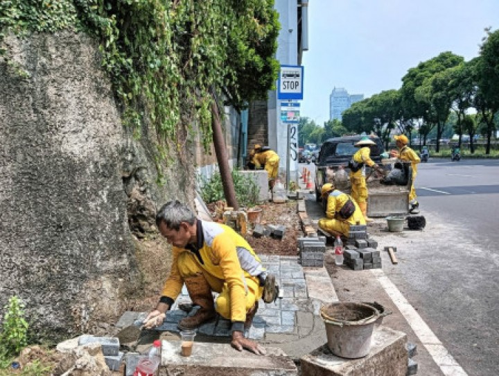 Pinggir jalan Jakarta. Sumber: Berita Jakarta